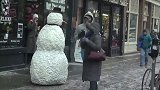 恐怖雪人恶搞，假扮雪人在街上吓路人，真是太坏了