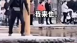 男子挑战拉绳子荡过河，别人玩一趟他玩两趟