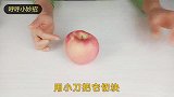 把苹果切块放进洗头水里，白发变黑效果看的见，可以试试