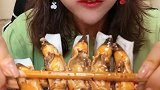 网红小姐姐吃竹节蛏，一口咬上好满足，是幸福的味道！