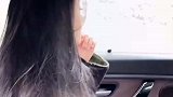 烈士生日到了，生前的女友到烈士陵园看他