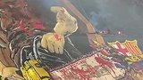 大巴黎巨型Tifo：面具壮汉手持电锯直劈巴萨队徽