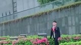 近日，浙江一八岁男孩冒雨向烈士墓逐一鞠躬。网友：少年强则国强，后浪可期。