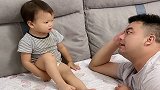 小孩变脸速度简直太快了，前一秒还那么嫌弃爸爸，结果败它手里了