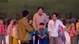 王一博从钱枫面前飘过，啵子被小朋友推着走有这么开心嘛！
