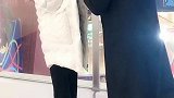 看见帅哥美女举动不一样