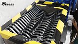 老外将史莱姆放入粉碎机，最后却发生戏剧性翻转，这是以柔克刚