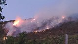 连云港花果山突发山火燃烧区域山势陡峭 多部门正在扑救