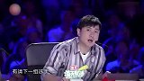 选手上台先清场，还给评委发头盔！整的挺吓人啊！