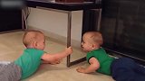 纯洁无瑕的一对双胞胎，在桌子下快乐的嬉戏，太有趣了！