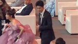 肖战怕踩到杨紫的长裙，慢走并绕路入座跟朗朗打招呼