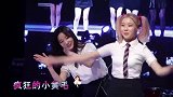 洪真英演出，伴舞“小黄毛”甩头太抢镜，摄影机也连给特写