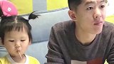 爸爸吃饭还要看电视，小家伙趁机教训他，这小情人挺厉害啊！