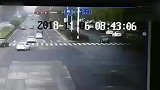 老人骑电动带孩子闯红灯 强行冲进车流被撞翻