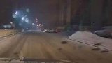 男子夜间行驶时，白车连续变道差点撞上