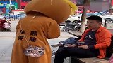 萌小熊给帅哥发名片，没想到被帅哥拒绝了