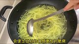 炒土豆丝,切记别直接下锅炒了,教你一招,土豆丝爽脆可口不发黏