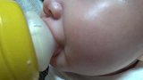 好萌！2个多月的宝宝，挑战100ml的喝奶吃播，结果翻车了