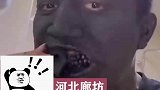 男子听说竹炭可以美白牙齿和护肤