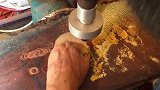 我们厂的老手，五根手指已经全都没有了，用手掌依然能工作！
