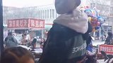 哥哥站在店外看妹妹吃肯德基的视频走红。父亲其实给哥哥也买了吃的，想先让他站在窗外反思一下萌娃 可可爱爱