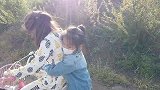 东北小姐妹相亲相爱，骑单车、采野花，这样的时光真美好！