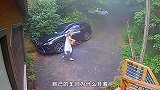 老鼠钻进裙子里，姑娘；你要长点心呀