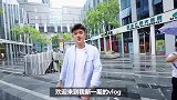 刘润南为路人送上花朵，非常有爱心的小哥哥