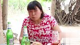 憨妹装熟人蹭吃蹭喝，没想半路被识破