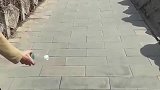 亲眼眼见也不一定是真的，矿泉水扔地上几秒，结果退回来了