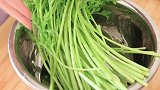 天冷要多吃茼蒿，加1把蘑菇，孩子三天两头点名要，上桌汤汁不剩