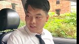 搞笑短剧在农村乱丢垃圾，不服就斗鸡，结果汽车被放气