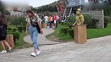 男子路边假装铜像，趁小姐姐不注意恶搞，真是太搞笑了！