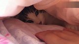 猫咪进被窝又开始了它的冬眠，主人看一下它，好像主人不要打扰它