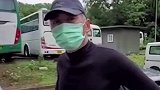 周润发晨跑遇到老婆婆受伤 帮忙处理伤口 65岁的发哥鬓角发白 裸捐65亿 一生宠爱一人最终归于平凡 致敬