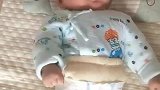 爸爸第一次给小宝宝穿尿不湿，居然穿成这样，怪不得宝宝生气了！
