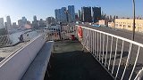在客轮上看大连市区，近处有大连港，远处是保利剧院