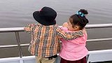 妹妹来了之后，哥哥就再也不看二胎弟弟一眼了，这一幕老娘无语了