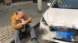 大爷碰瓷失败，恼羞成怒之下直接用拳头砸车！网友：人渣