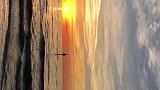 不配音乐了，给我15秒，一起听着海浪，看看落日吧