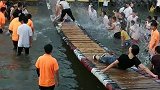 网红桥上这一幕，小姐姐遭众小伙“围攻”，这是得罪人了吧！