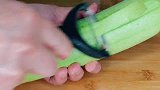 炒丝瓜许多人直接下锅，难怪丝瓜发黑不翠绿，大厨教饭店好吃做法