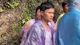 小伙嘴里怎么吐出这么多鸭蛋