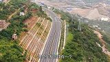 我国可以掉头的高速公路，让美国工人看不懂，这设计太人性化了！