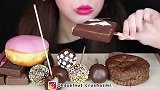 美女试吃巧克力涂层奥利奥、巧克力脆皮雪糕、多种巧克力蛋糕棒