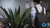 僵小鱼见爸爸挨批了，也跟着伤心，还安慰爸爸