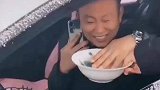 哑巴跟开车的大哥乞讨，却被大哥误解，最后差点急的会说话