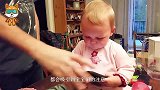 1岁娃偷看老爸的手机，接下来请注意宝宝的表情，看一次想笑一次