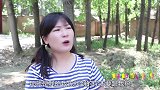 哥哥和妹妹抢大绳气哭妹妹，结果被妈妈用鞋子追着打，太有趣了