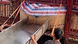 牛人卸车，意外还是发生了